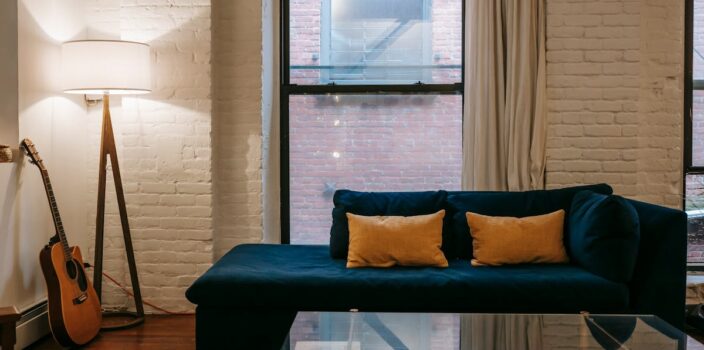 Ciche ściany z grzybni: biokompozytowe panele i meble z mycelium dla nowoczesnego domu (DIY, testy, koszty)