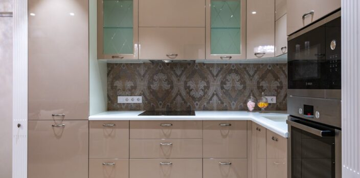 Pasywna spiżarnia w kuchni: szafka chłodząca z czerpnią zewnętrzną, która oszczędza prąd przez większość roku